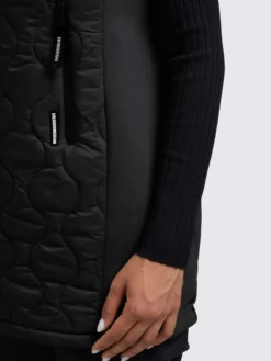 Khujo Weste MALIN In Schwarz -Khujo Verkäufe khujo weste malin in schwarz 7 scaled