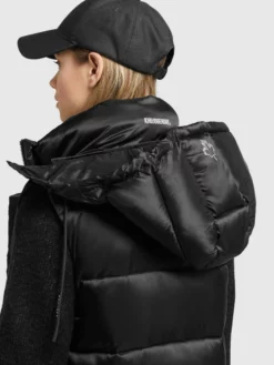 Khujo Weste TOURIN SATIN In Schwarz -Khujo Verkäufe khujo weste tourin satin in schwarz 7 scaled